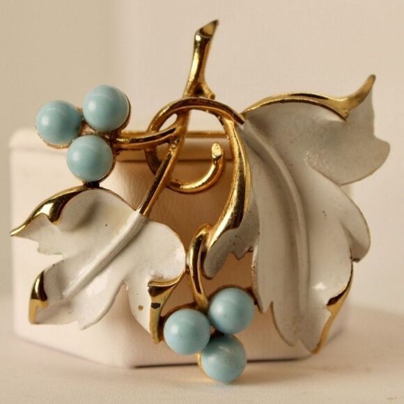 1967 Sarah Coventry White Enamel Blue Beaded Grapevine Brooch EUC 1 7/8×1 7/8" - Picture 3 of 13
